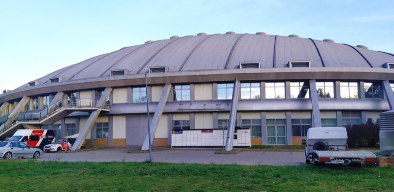 La cubierta abovedada del velódromo polaco de Pruszków, vista desde la calle