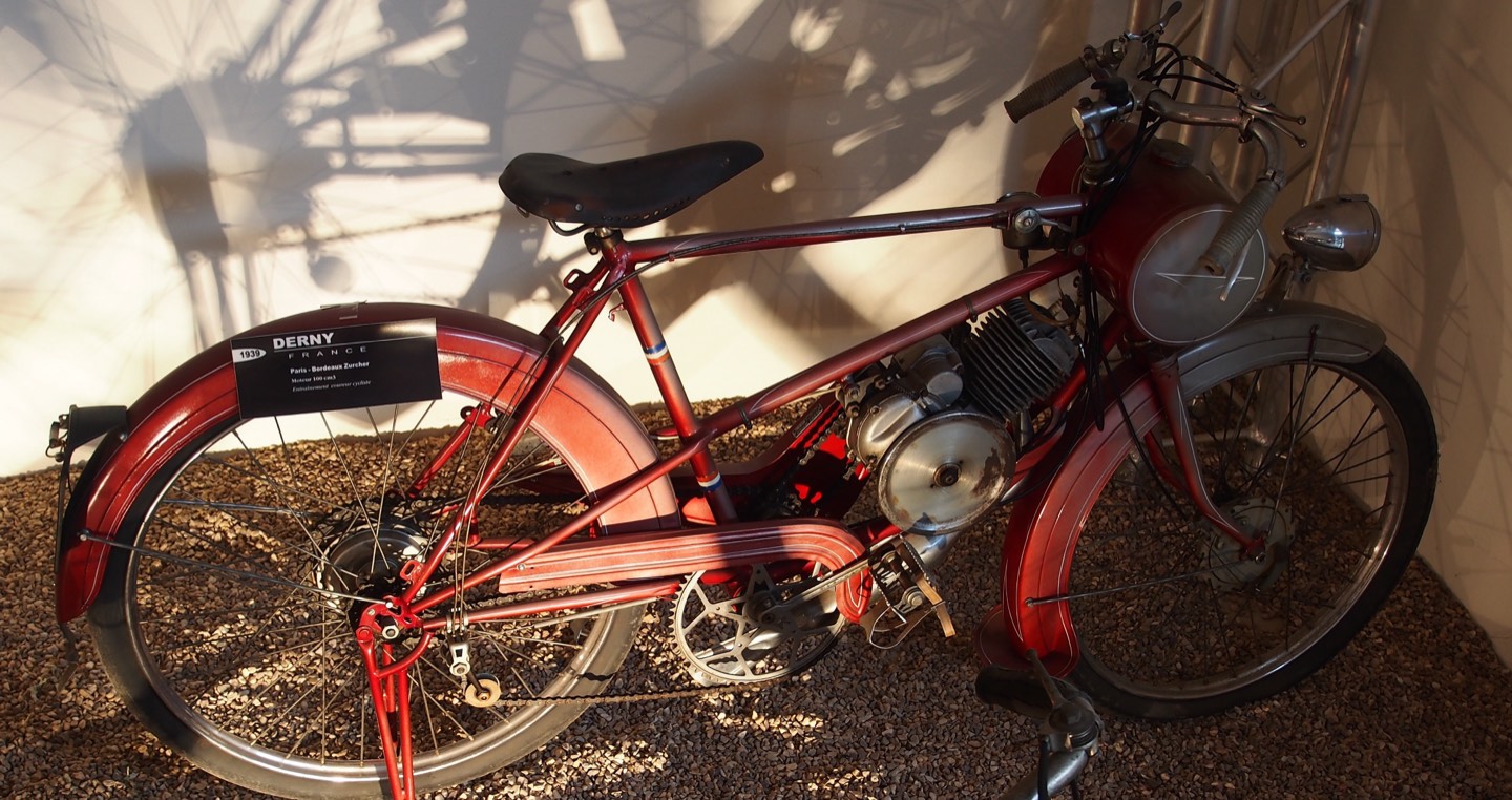 Derny roja de 1939, una bicicleta con un pequeño motor de 100 centímetros cúbicos, expuesta en un museo