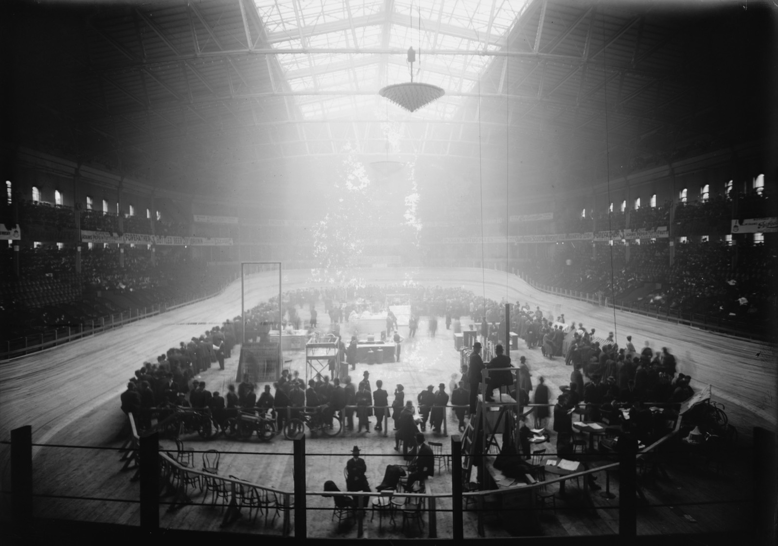 Carrera de seis días en el Madison Square Garden de Nueva York en 1908, con el público alrededor de la pista peraltada