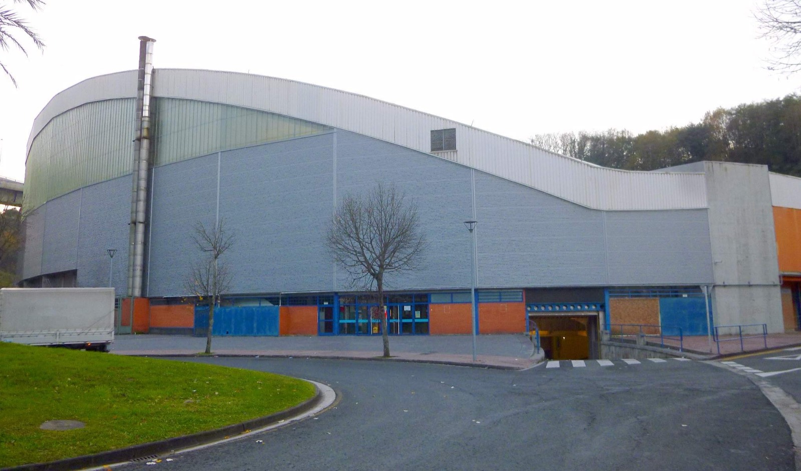 Exterior del velódromo Antonio Elorza, en el complejo de Anoeta, un pabellón cubierto de chapa gris