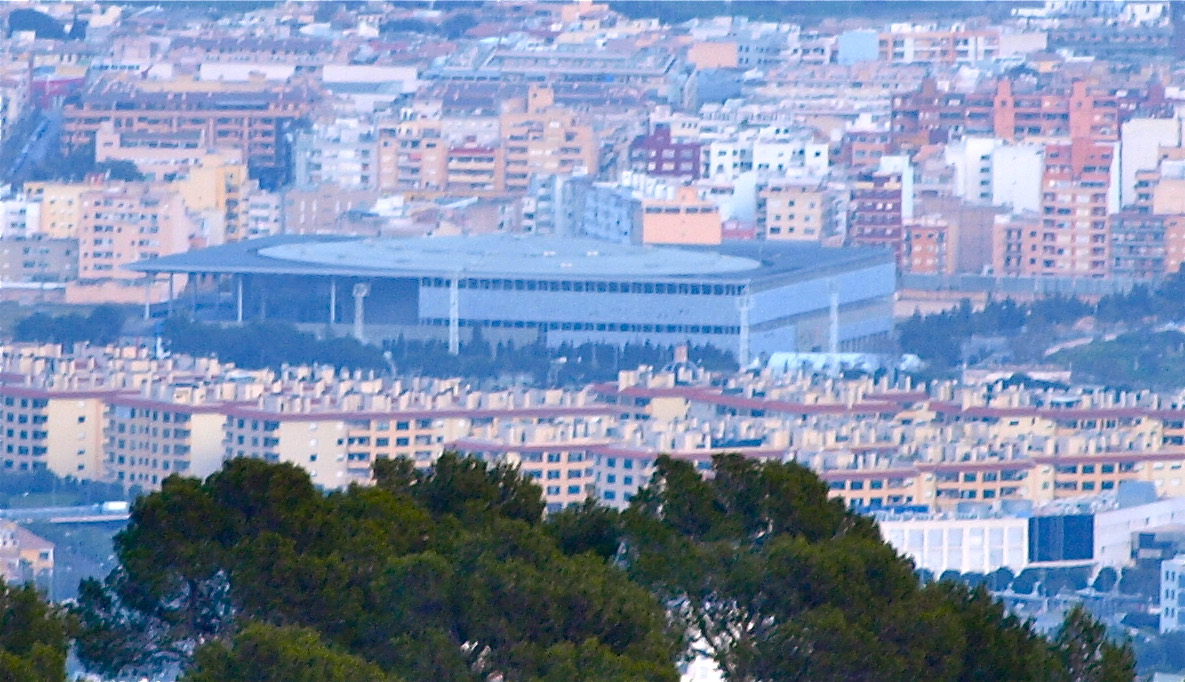 Vista del Velòdrom Illes Balears de Palma desde el Coll de Sa Creu, con la cubierta del pabellón y la ciudad alrededor